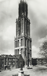 3153 Gezicht op de zuid- en de westgevel van de Domtoren te Utrecht met links de huizen aan de westzijde van het Domplein.